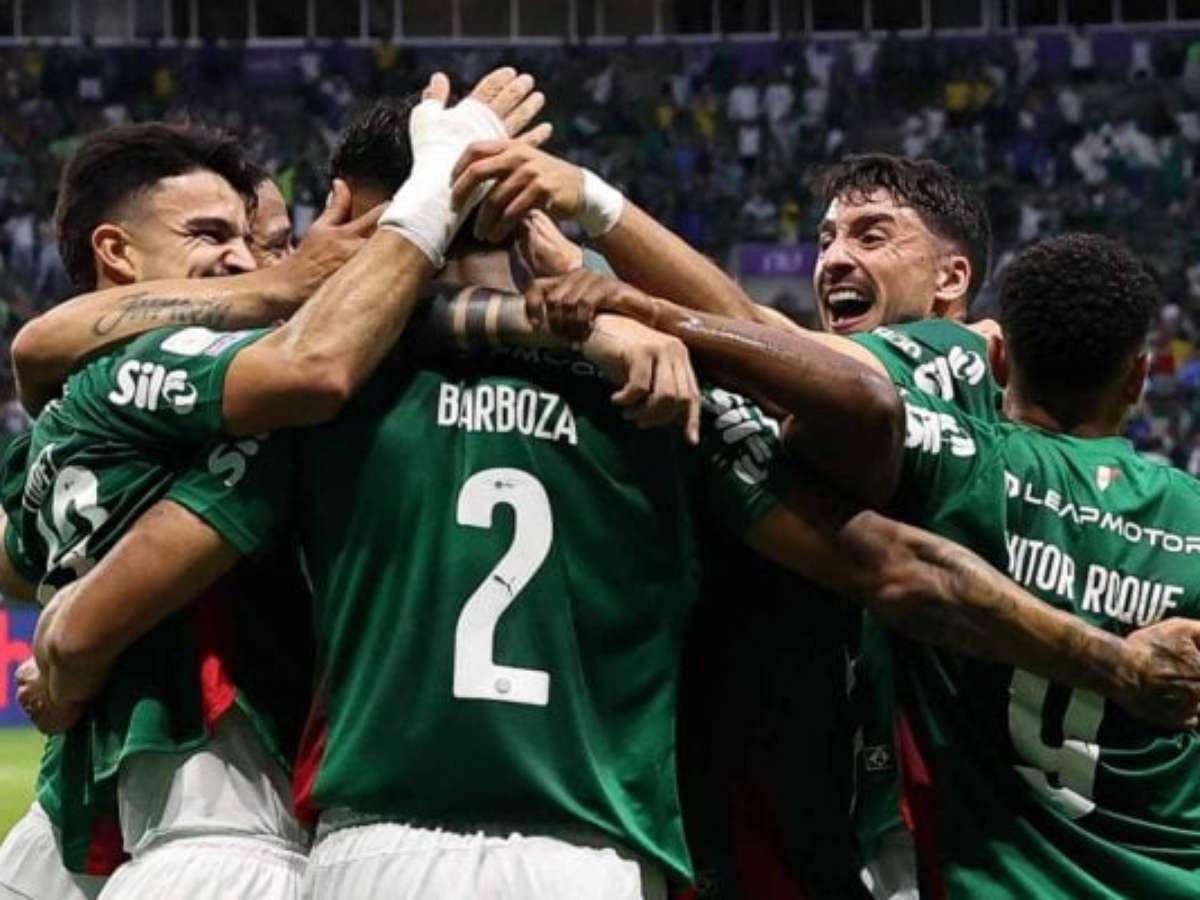 Palmeiras dá show, goleia o Corinthians e segue na caça ao líder