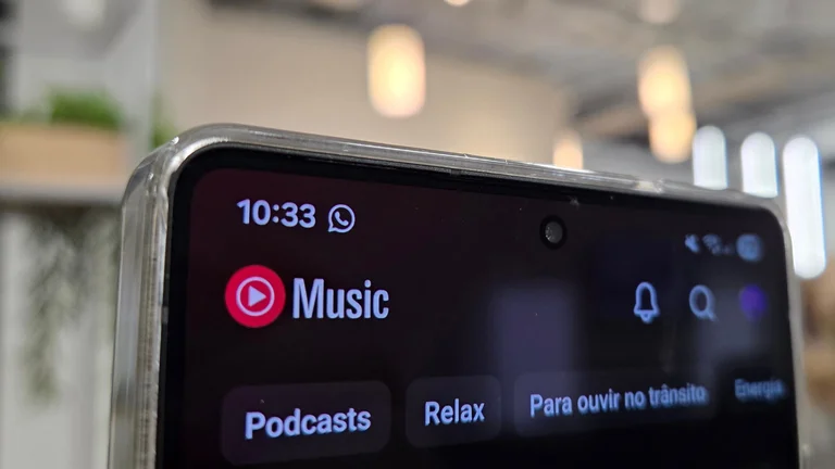 Fone barato chiando ou abafado? Truque no YouTube Music salva o som sem você gastar nada
