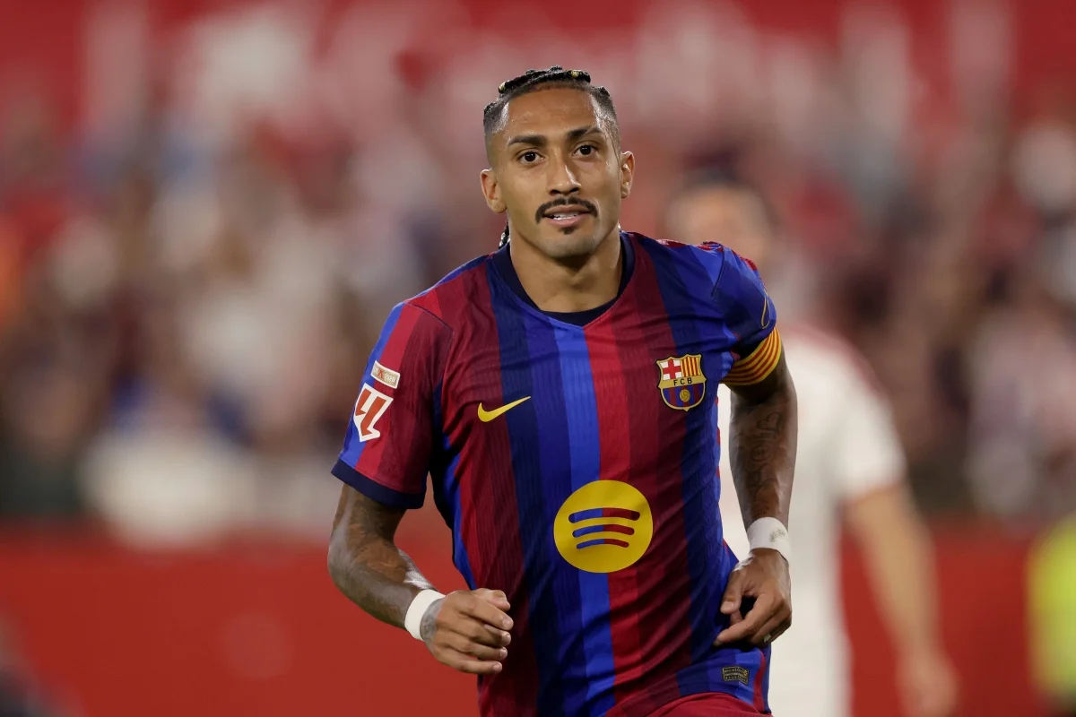 Raphinha treina com o elenco do Barcelona e pode voltar contra o Bétis