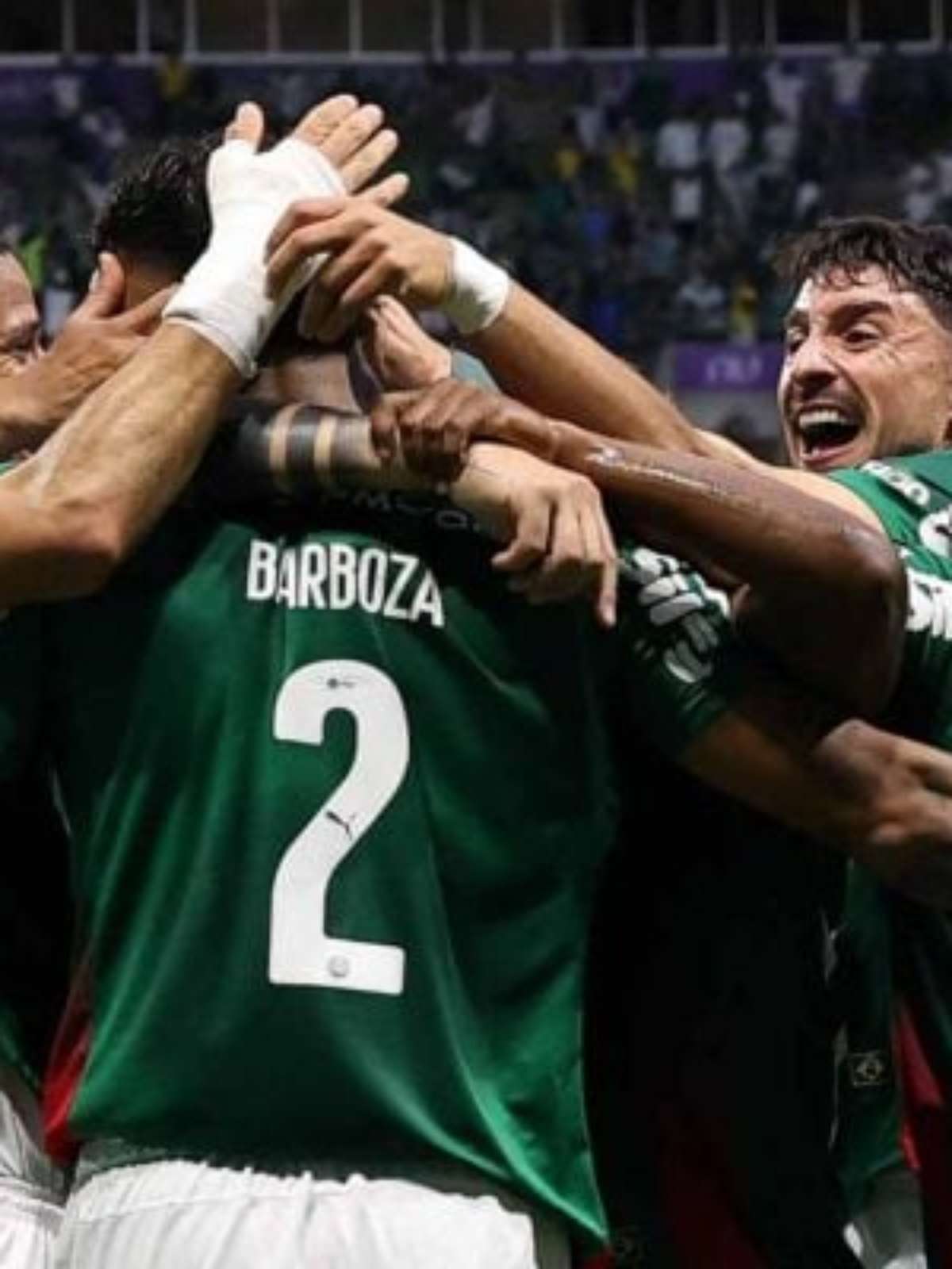 Palmeiras dá show, goleia o Corinthians e segue na caça ao líder