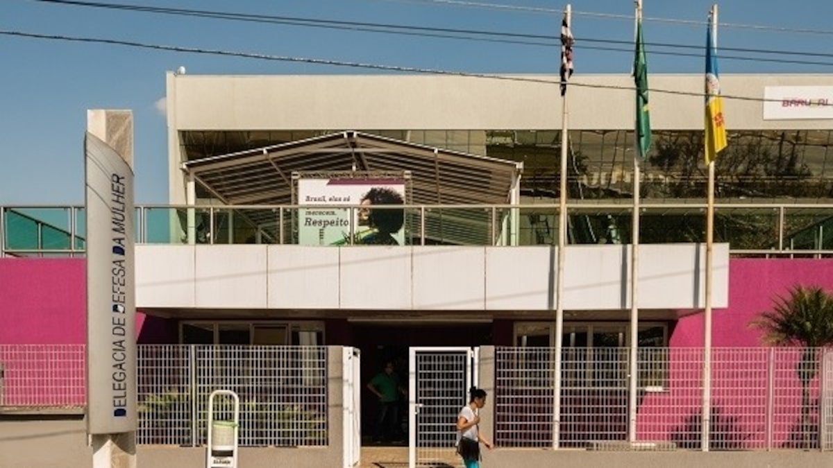 Menina sequestrada pelo pai pisca para alertar PMs e é resgatada no litoral de SP