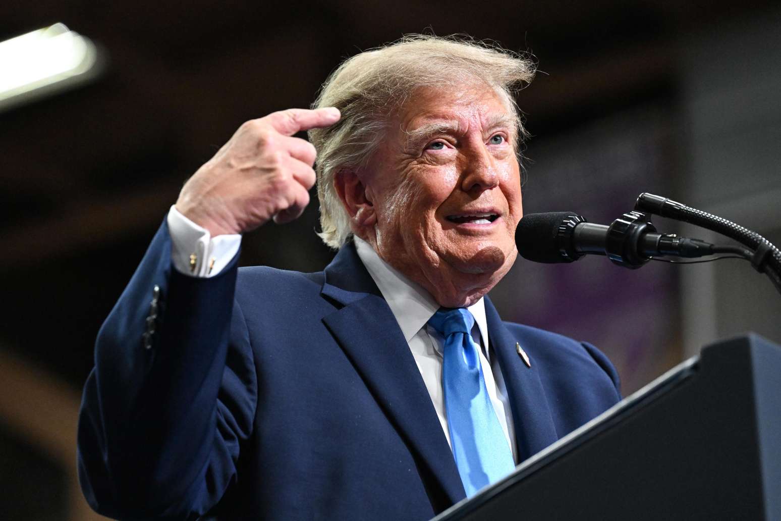 O presidente dos EUA, Donald Trump, discursa no palco do Centro de Atividades Estudantis Butler-Vandalia durante um comício de campanha em 3 de outubro de 2026 em Vandalia, Ohio. Trump está viajando pelos EUA nas últimas semanas antes das eleições de meio de mandato para fazer campanha para candidatos republicanos.