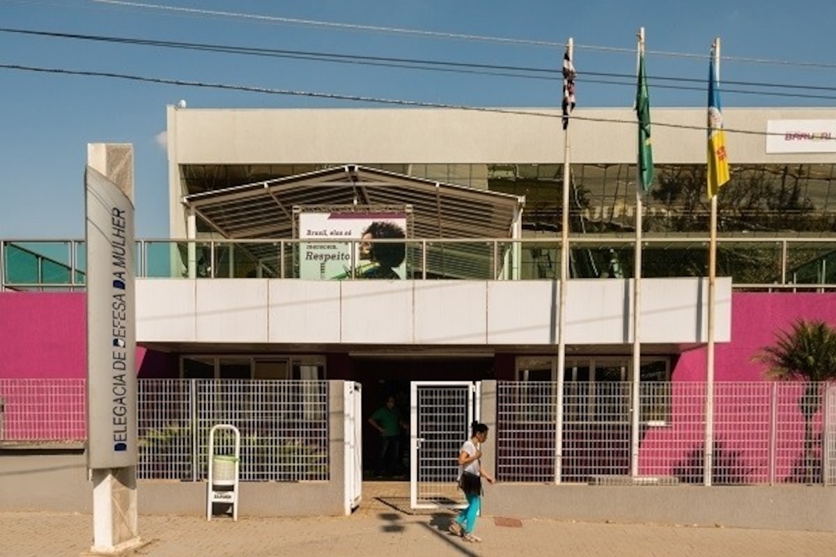 Menina sequestrada pelo pai pisca para alertar PMs e é resgatada no litoral de SP