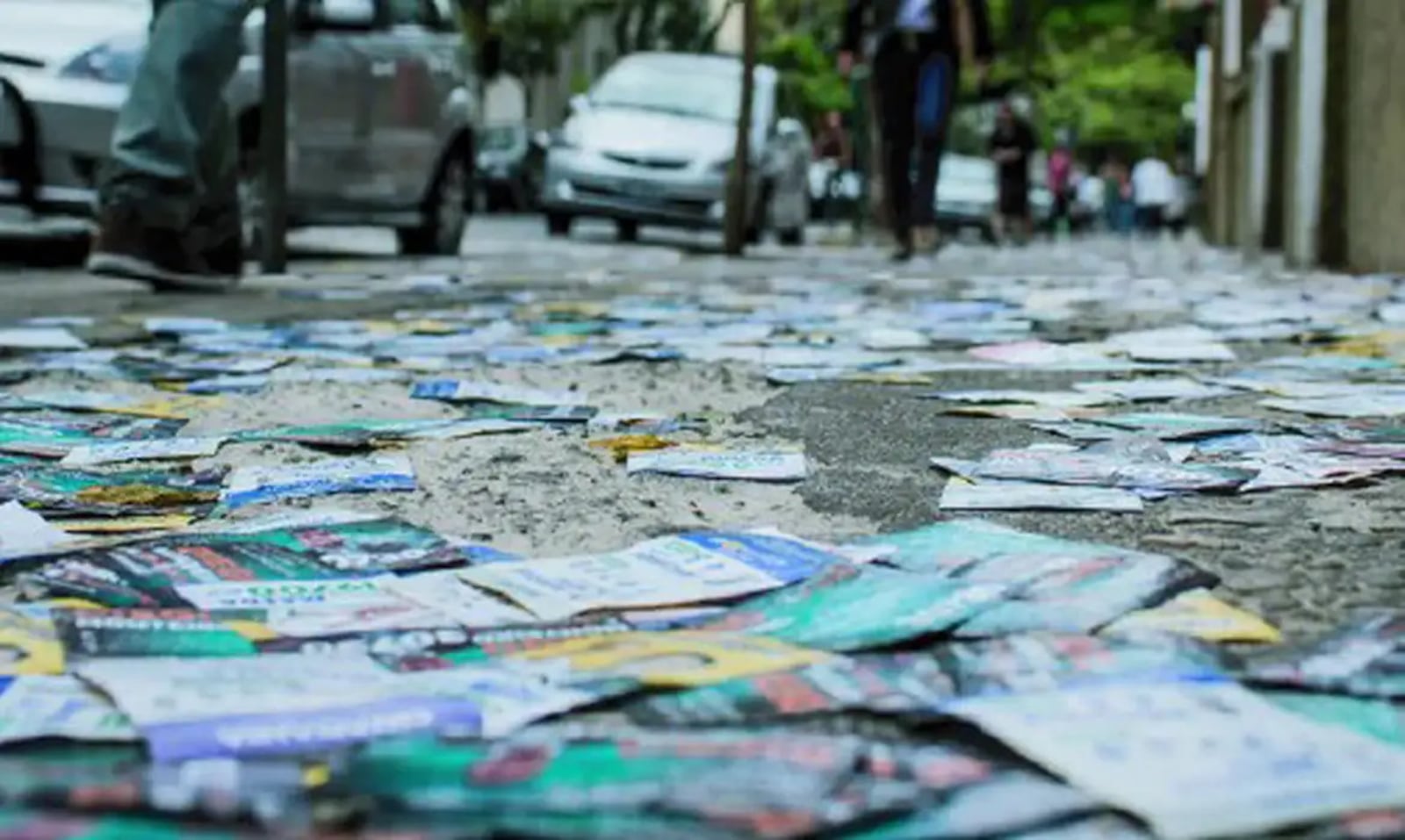 Entre os materiais apreendidos estão faixas, banners e adesivos que permaneciam nas ruas depois do horário permitido. TRE-SC/Divulgação