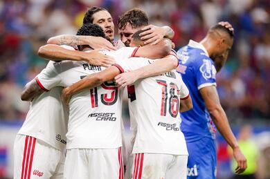 Vitória do Palmeiras pressionou Flamengo, que usou os titulares para golear o Bahia, esquecendo a Libertadores. ‘Precisamos sempre vencer’, disfarçou Jardim